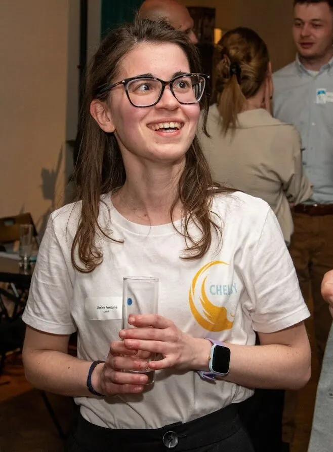 Chelsy Fontana, fondatrice de Ludyk, avec son trophée